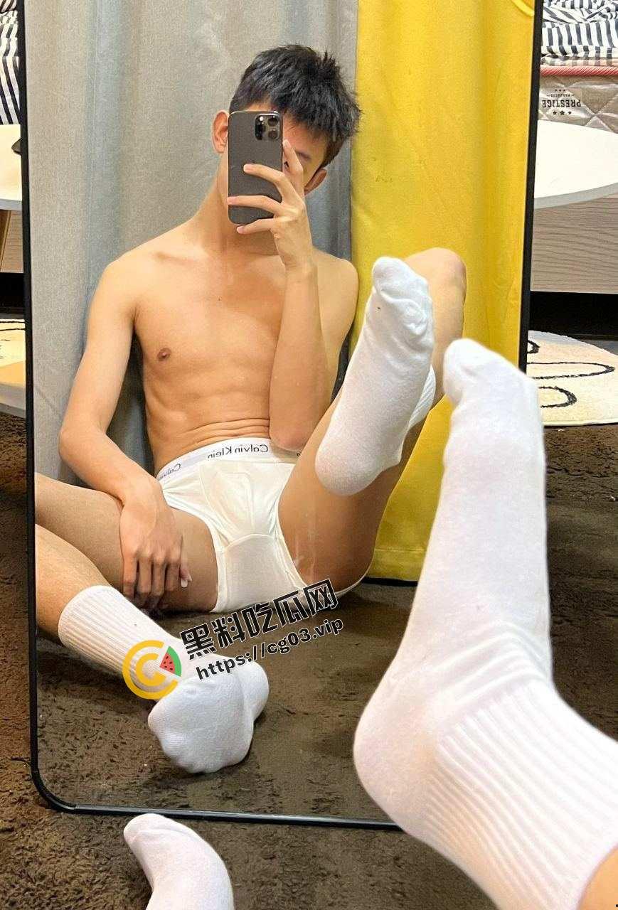 外国语学院肌肉男白袜帅气学长自慰打飞机 人帅屌大-5