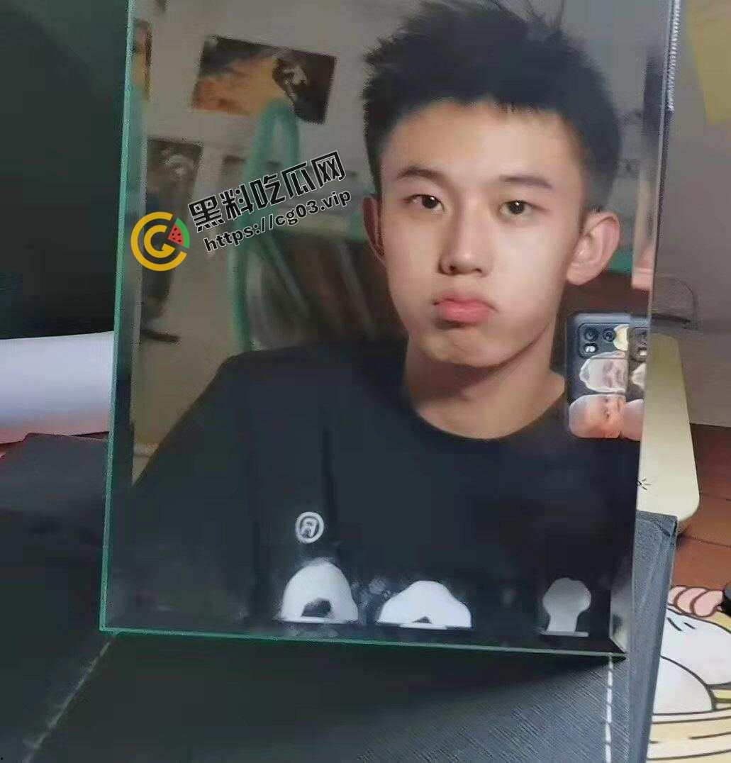 外国语学院肌肉男白袜帅气学长自慰打飞机 人帅屌大-6