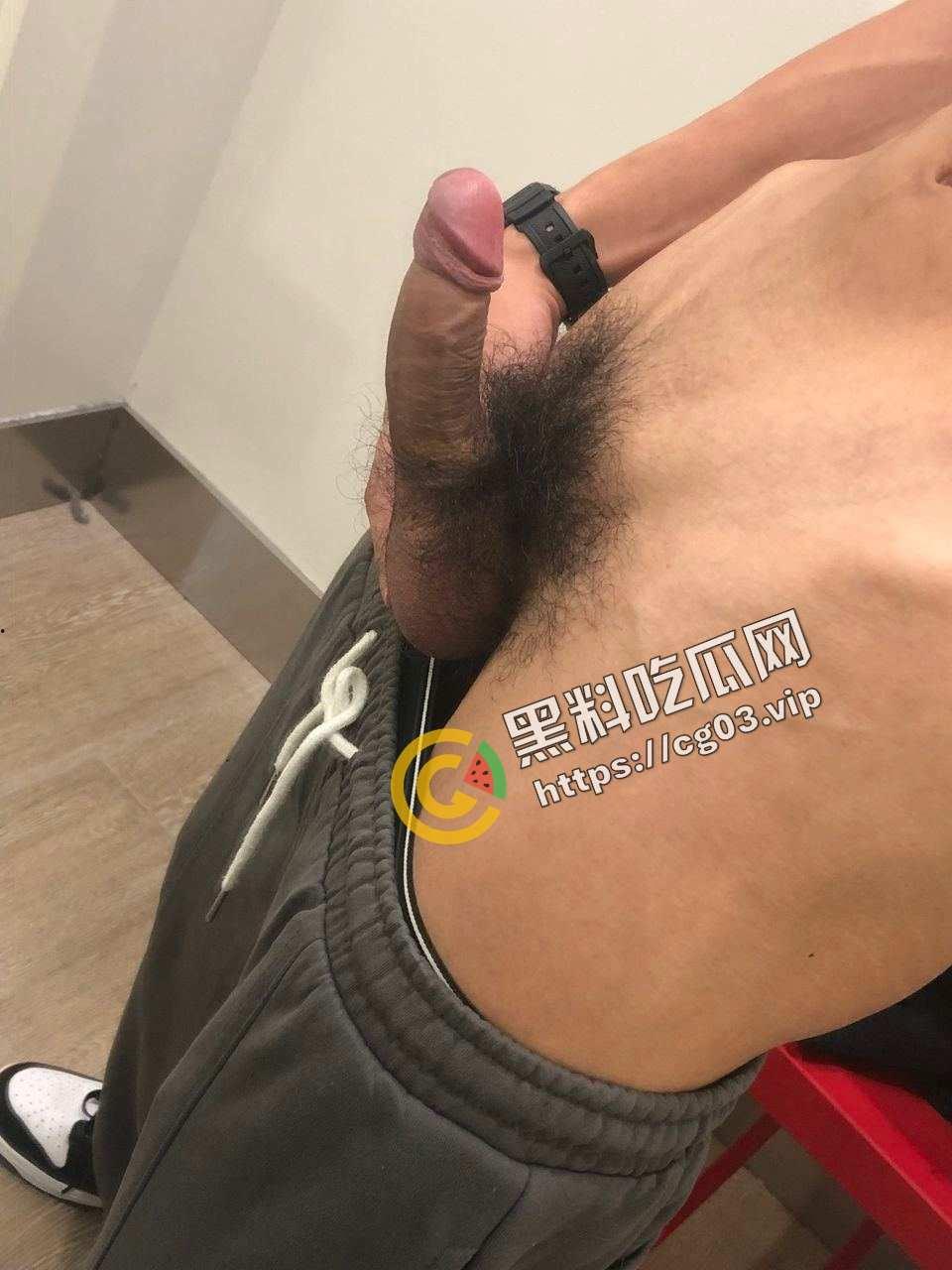 外国语学院肌肉男白袜帅气学长自慰打飞机 人帅屌大-9