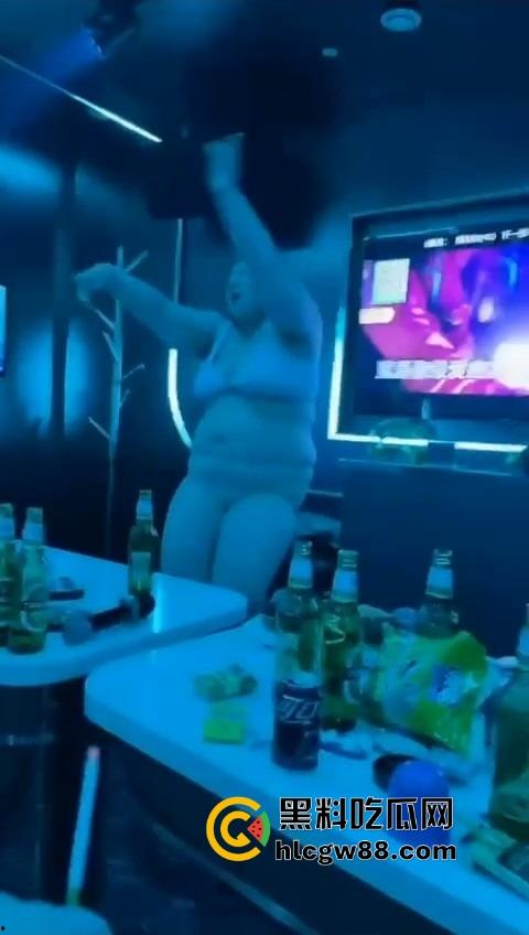 熟透了的熟妇舞娘KTV火力全开！一上台就扭得台下爆炸现场全是荷尔蒙味，气氛嗨到顶，这熟货真是骚出汁了！-9