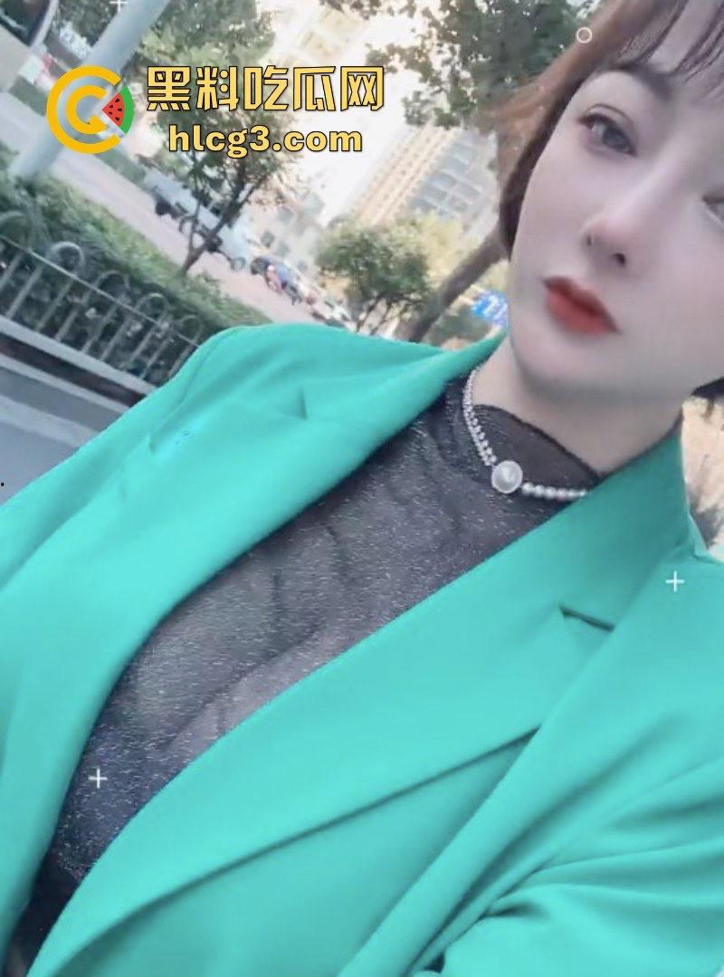 快手30万粉丝网红【小肉包】逆天巨乳骚主播 大尺度自慰视频被爆出 现已退网!-3