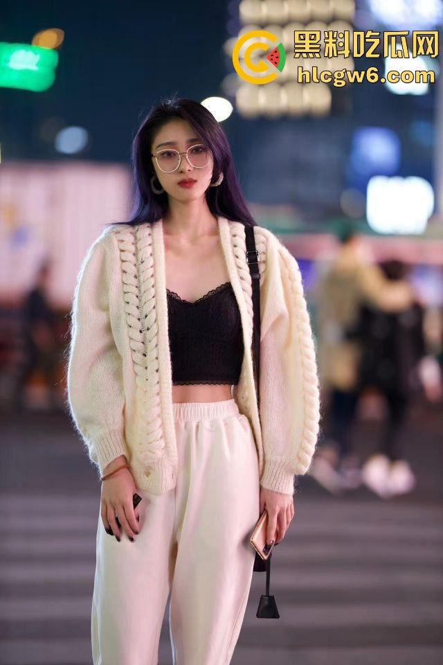 抖音同城局4男4女彻夜狂欢，酒吧局拼酒拼到吐，凌晨开房小哥10分钟缴械，妹子太猛！-5