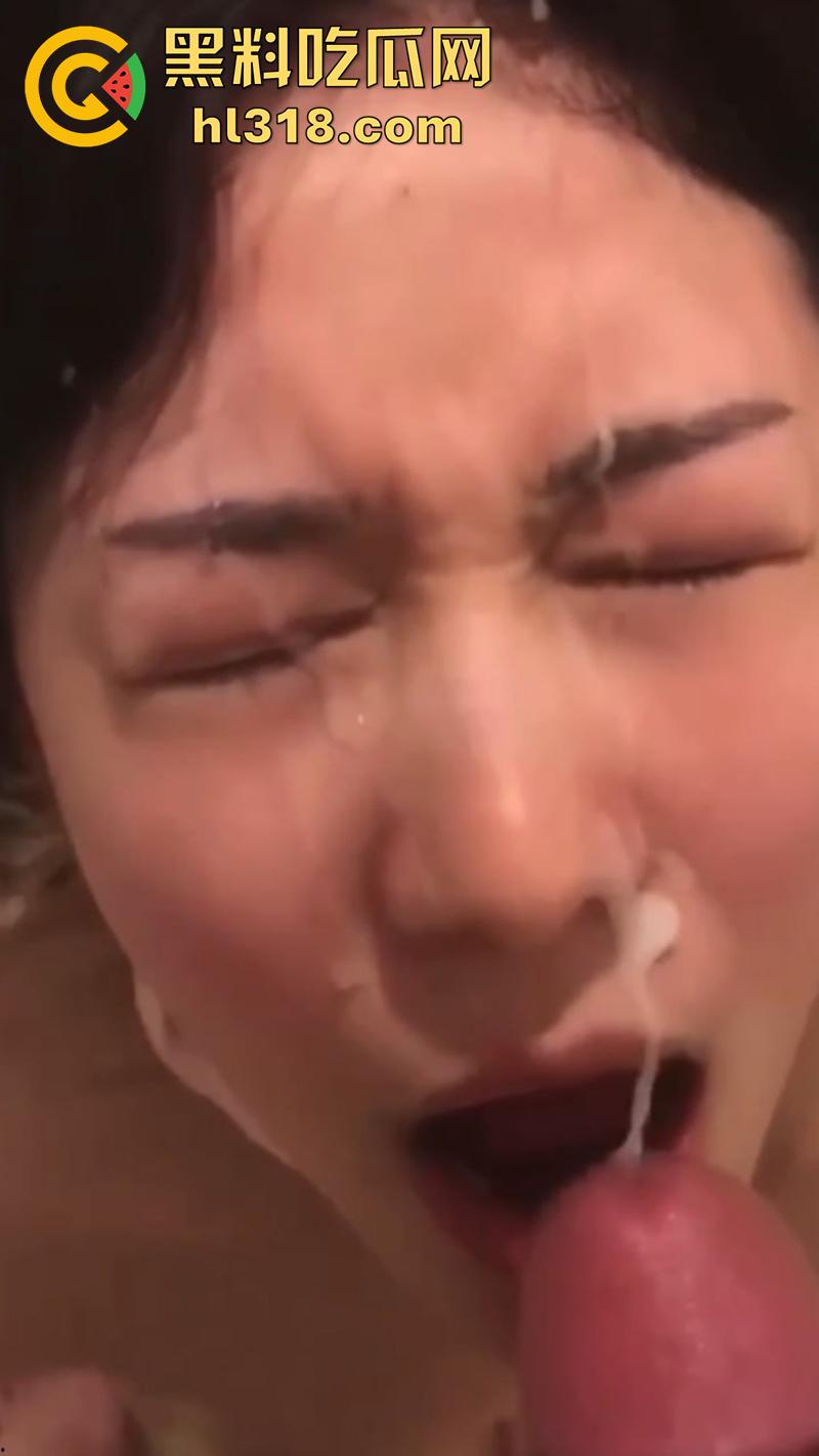 广州反差网瘾少女【陈思婷】，清纯颜值极品嫩妹，裸露粉嫩鲍鱼给炮友无套干，跪地吃鸡被射一脸！-10