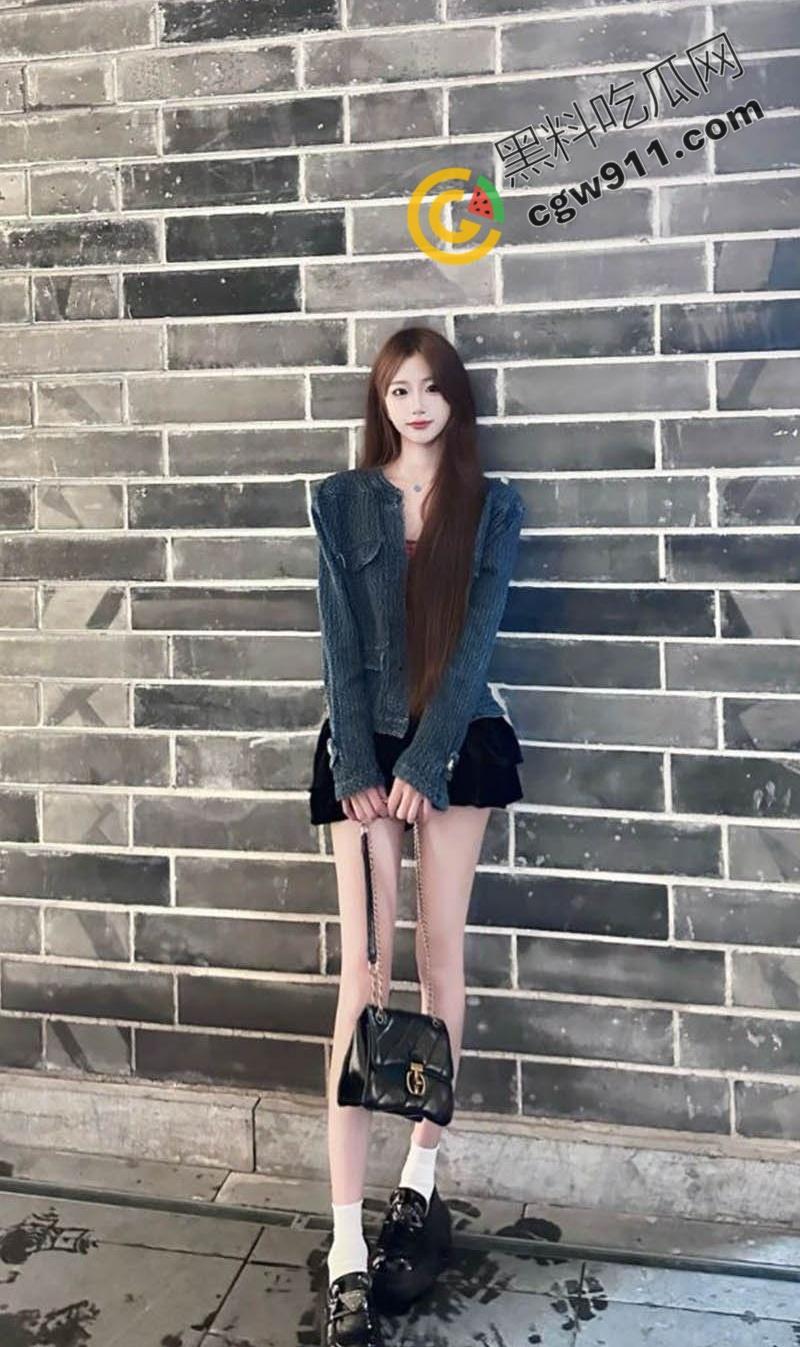 广西柳州大长腿美女【刘璐】成富二代胯下母狗!戴黑皮项圈深喉服侍,翘臀高撅撞击啪啪,狂野摆动高潮尖叫震天-3