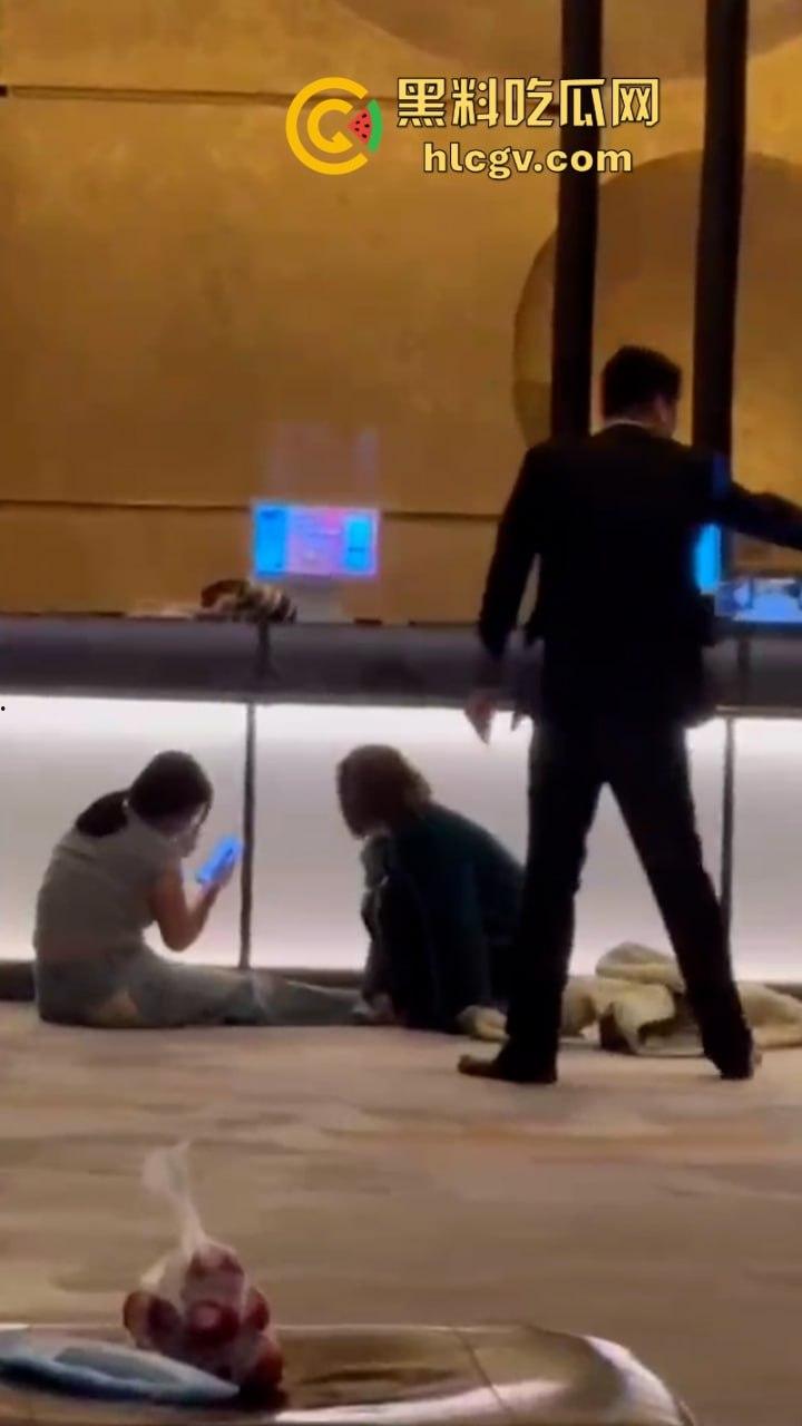 北京三里屯烂醉女大闹酒店大堂 脱衣扒裤还骚扰大堂经理 最后这是被捡尸了？-5