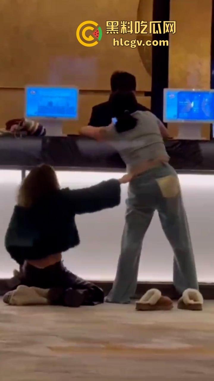 北京三里屯烂醉女大闹酒店大堂 脱衣扒裤还骚扰大堂经理 最后这是被捡尸了？-9