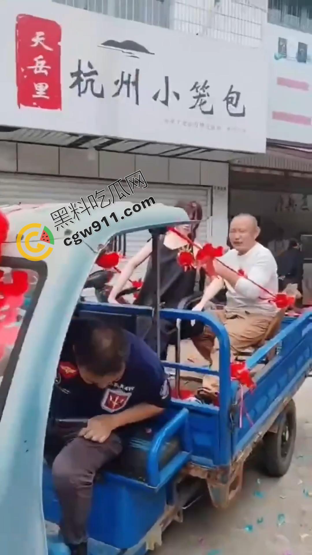 疯狂新潮!男人与充气娃娃狂热交欢,大操大办婚宴,现场嘉宾欢呼不断,意乱情迷的狂欢场面曝光!-6