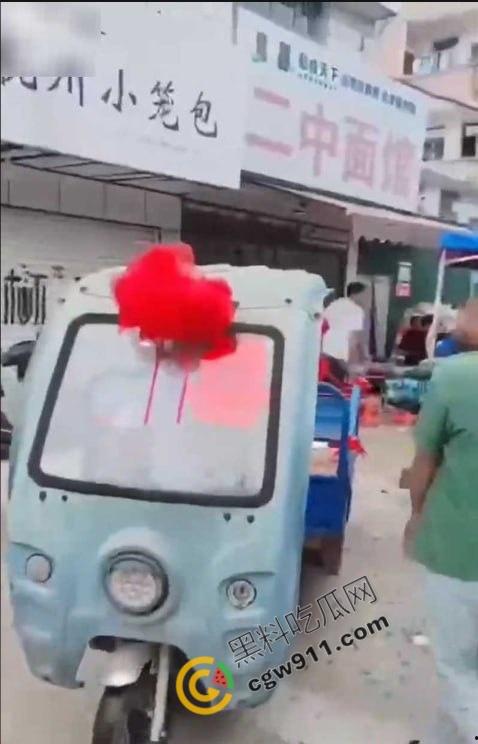 疯狂新潮!男人与充气娃娃狂热交欢,大操大办婚宴,现场嘉宾欢呼不断,意乱情迷的狂欢场面曝光!-9