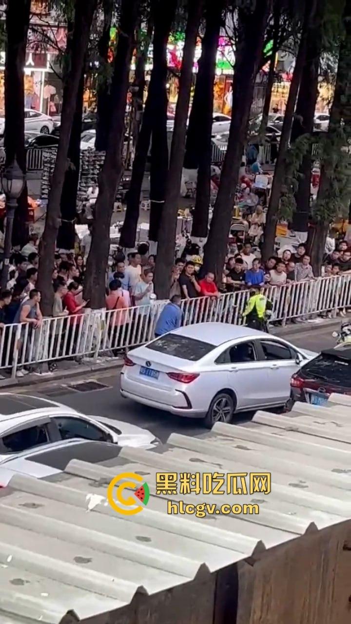 警察打交警你敢信？东莞市长安万科长青街上演交警PK公安大场面 便衣辅警装假警对其殴打！-6