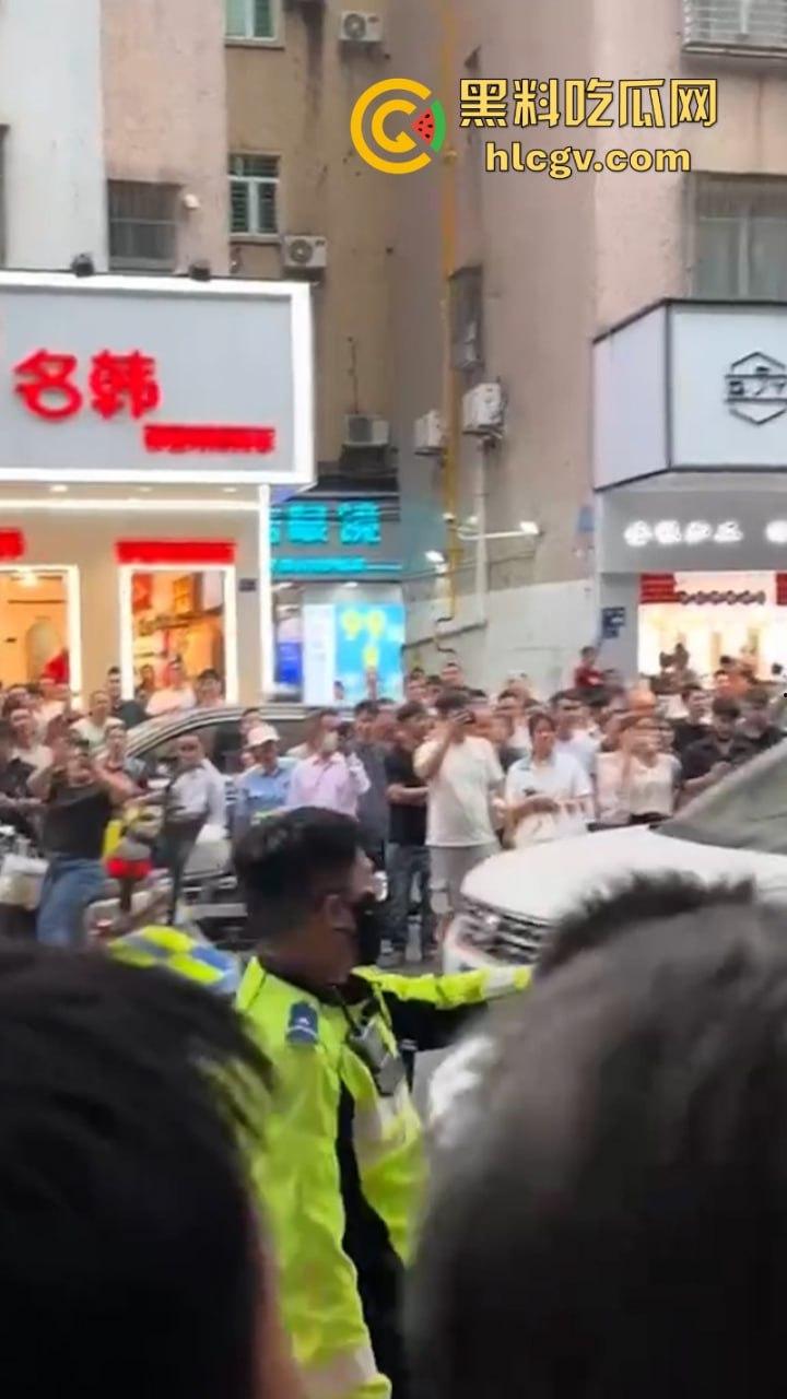 警察打交警你敢信？东莞市长安万科长青街上演交警PK公安大场面 便衣辅警装假警对其殴打！-8
