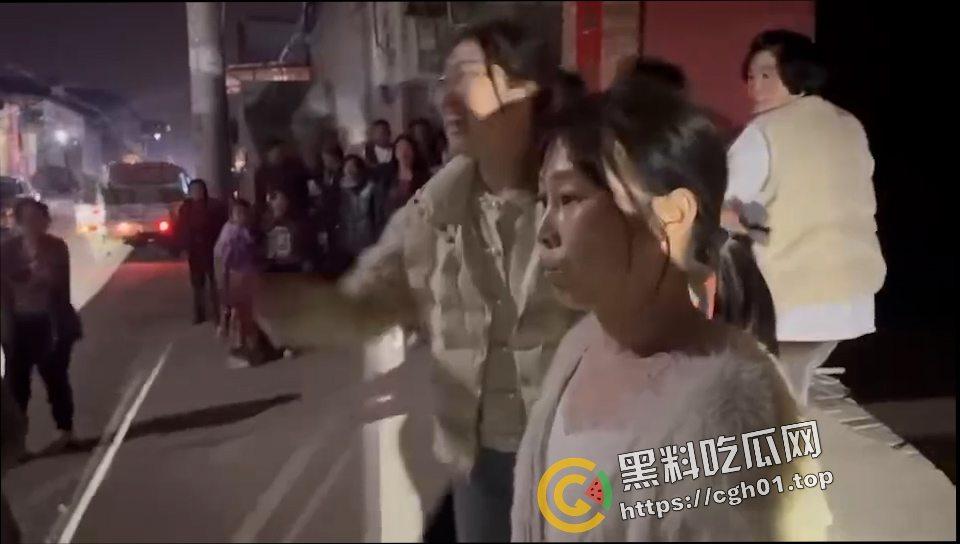 河北定州捉奸大战 被婆婆捉奸车震 带人上门大战 犹如黑帮大战现场 前排吃瓜-6