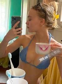 知名美国好莱坞巨星 强尼戴普的女儿 莉莉 - 萝丝・戴普 自拍裸照泄漏 乳头超嫩肉！-23