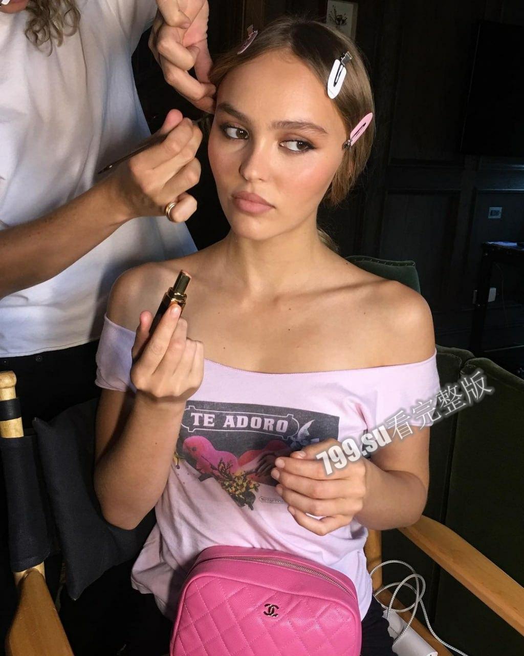 知名美国好莱坞巨星 强尼戴普的女儿 莉莉 - 萝丝・戴普 自拍裸照泄漏 乳头超嫩肉！-31