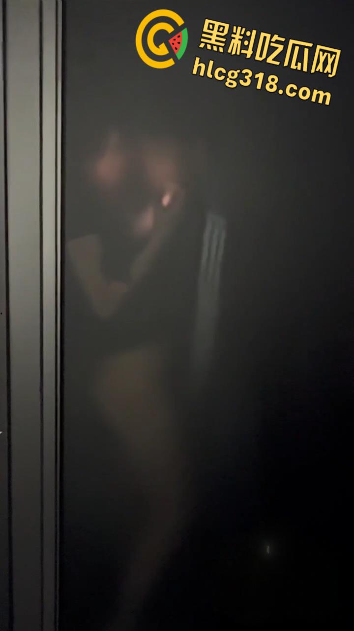 年轻人玩的就是刺激，酒吧厕所里野战，透视门映射出白嫩的酮体，做爱的轮廓有着朦胧的美感 !-5