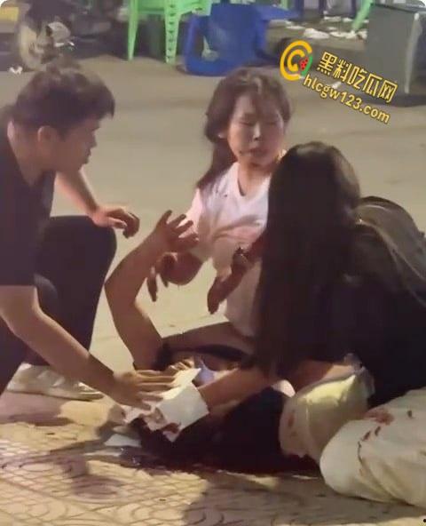 陕西城固县街头发生砍人事件， 疑似纹身男老婆出轨， 小白脸被当场杀头 !-6