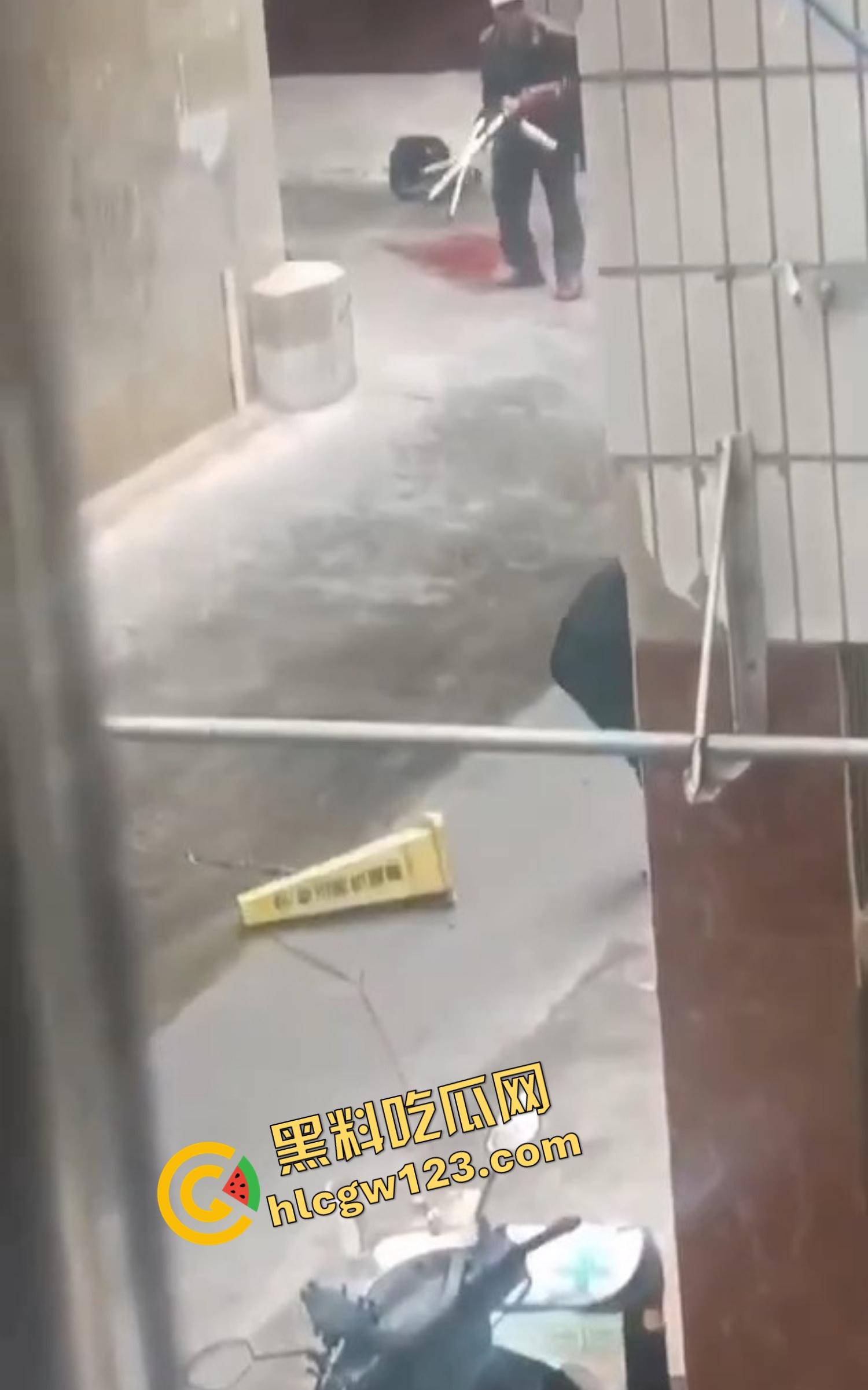 玉溪东风广场持刀砍人事件，押金纠纷升级成街头血案，房东拐杖怒砸，租客反手一刀劈下去这钱，是拿命抵的？-2