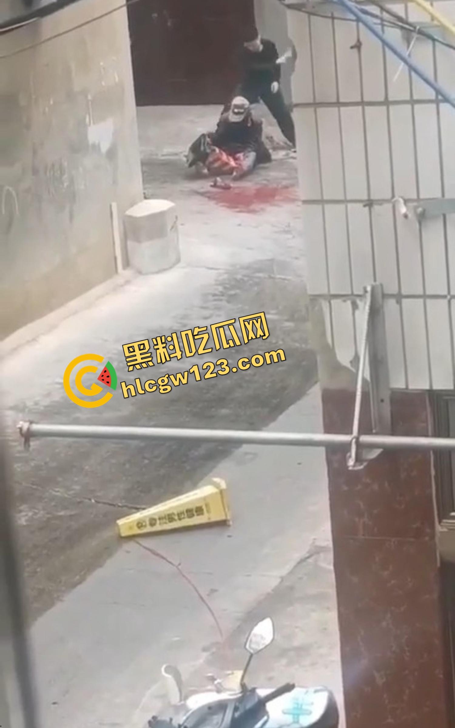 玉溪东风广场持刀砍人事件，押金纠纷升级成街头血案，房东拐杖怒砸，租客反手一刀劈下去这钱，是拿命抵的？-5