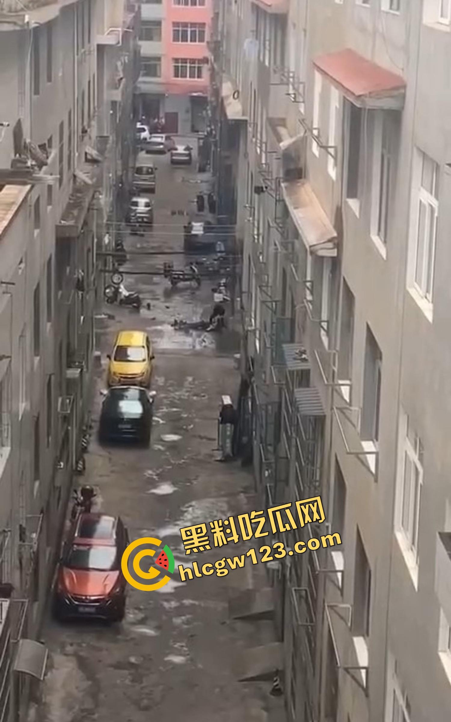 玉溪东风广场持刀砍人事件，押金纠纷升级成街头血案，房东拐杖怒砸，租客反手一刀劈下去这钱，是拿命抵的？-11