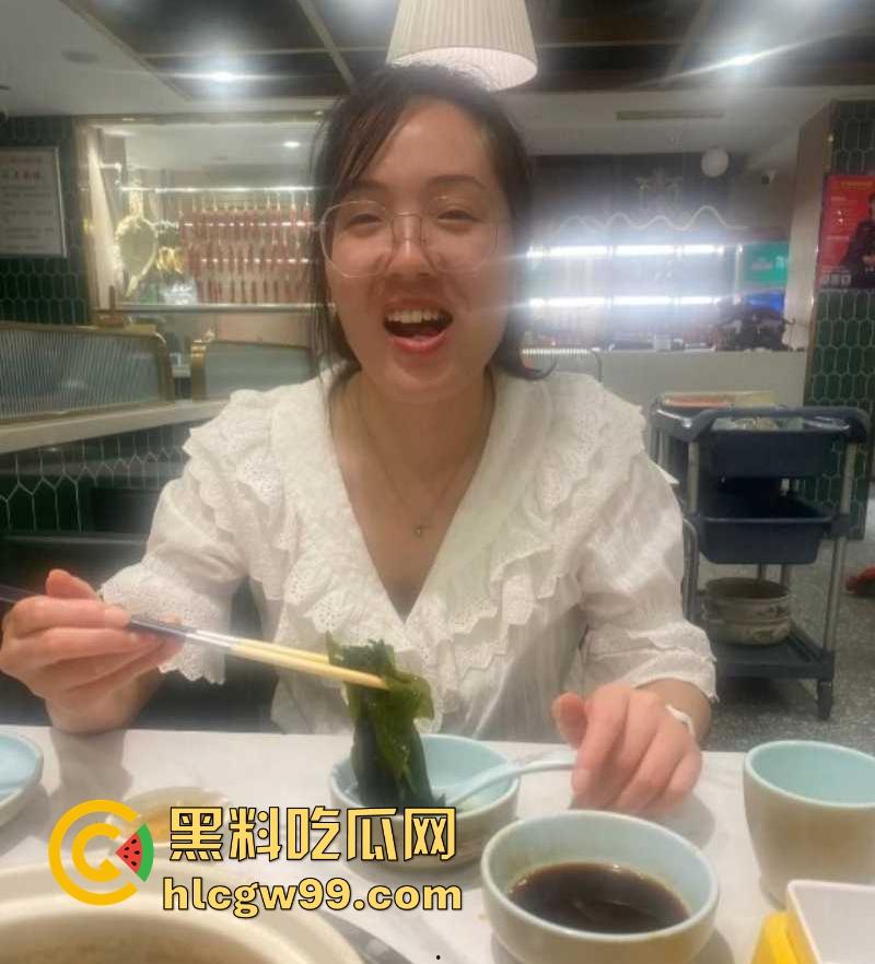 武汉中学高中老师【李伟静】现实中一副为人师表的姿态，在家就犹如是发情的母狗一样的骚，私密视频遭泄露曝光。-1