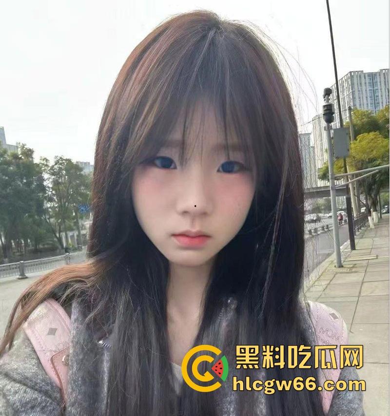 瓜友投稿！漫展认识的洛丽塔美女 身材性感颜值可爱 当天拿下带回家各种姿势爆操 无毛嫩穴超诱人-1