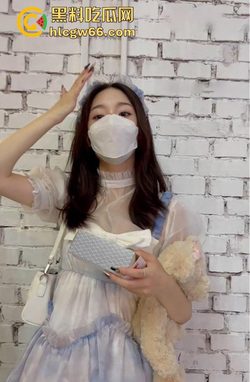 瓜友投稿！漫展认识的洛丽塔美女 身材性感颜值可爱 当天拿下带回家各种姿势爆操 无毛嫩穴超诱人-5