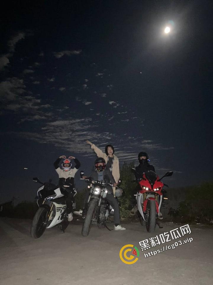 浙江台州骑士穿墙殒命!拉极速 把墙撞了一个大洞!远光灯之乡的冲击力!-1