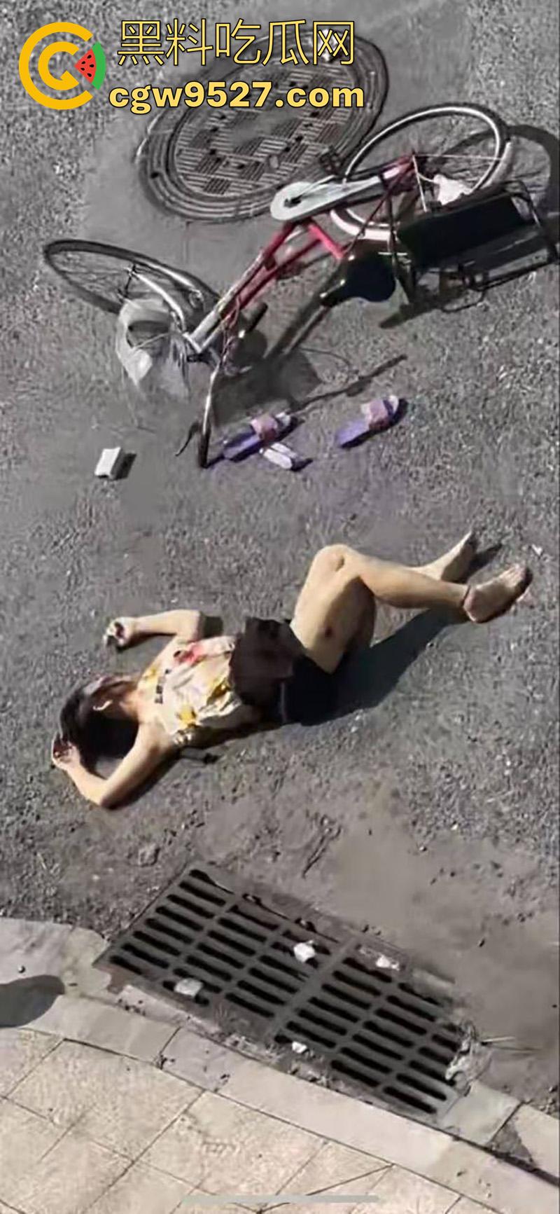 广东揭阳恐怖凶案现场，榕城东寨一男子，被女友戴绿帽后，精神崩溃发疯，当街将女子砍死！-6