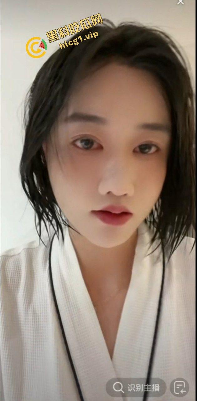 抖音前凸后翘女主播『看心情』为了流量 直播间洗澡露奶换衣 成功掌握流量密码！-8