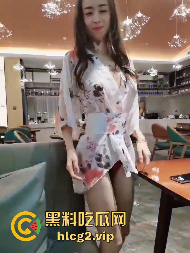 酒店大堂惊现舔脚狂魔!大堂小姐姐目瞪口呆不敢相信!-2