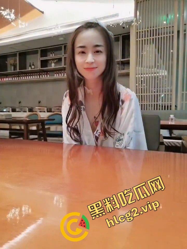 酒店大堂惊现舔脚狂魔!大堂小姐姐目瞪口呆不敢相信!-5