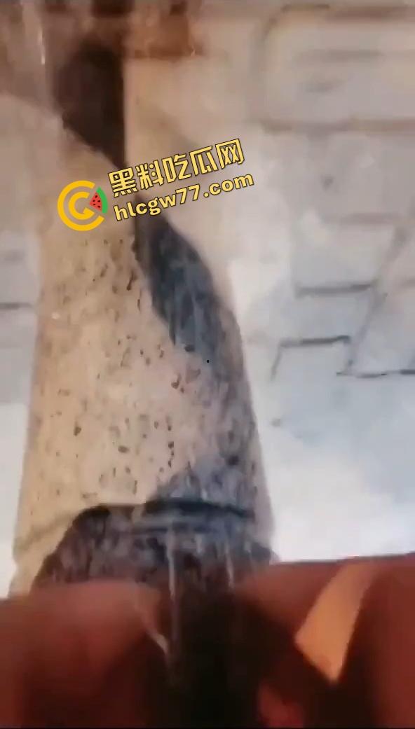 惠州【夏娜】公交站台露出，当众玩到潮喷一地水，这胆也太肥了，不怕被拖去精神病院吗？-8