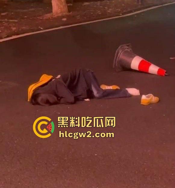 毕业证拿不到，实习费嫌少？21岁小伙持刀回母校发疯，无锡宜兴工艺学院8死17伤，一路无差别捅女生！-36