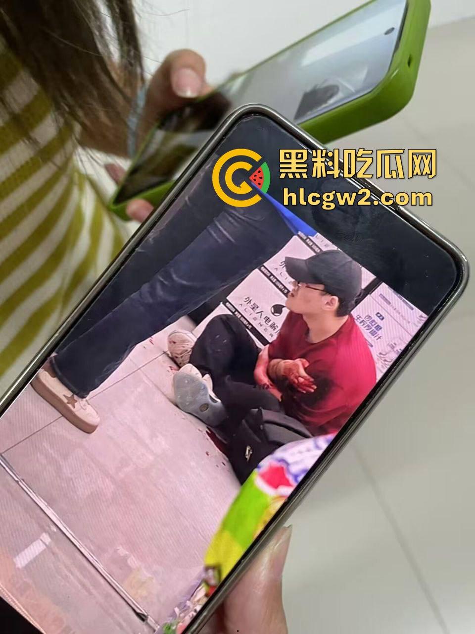 毕业证拿不到，实习费嫌少？21岁小伙持刀回母校发疯，无锡宜兴工艺学院8死17伤，一路无差别捅女生！-42