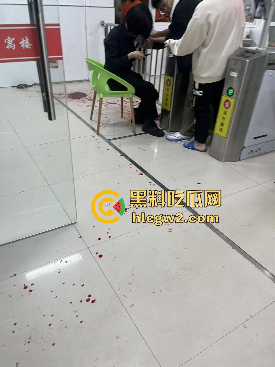 毕业证拿不到，实习费嫌少？21岁小伙持刀回母校发疯，无锡宜兴工艺学院8死17伤，一路无差别捅女生！-46