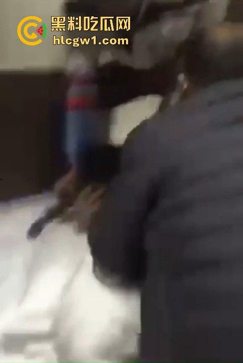 男子带兄弟上门捉奸，一群人踹门而入狂揍情夫，捉奸现场惨到小三男的直接哭出声！-8