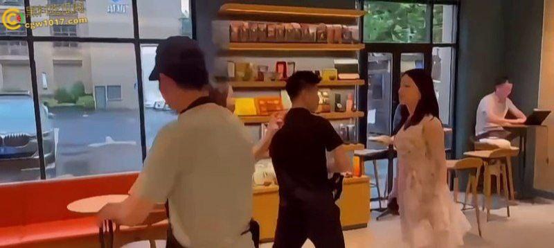 渣男带着小三在星巴克约会，两人有说有笑空气弥漫着暧昧， 被原配当场抓包后，两人瞬间扭打在一起 ！-2