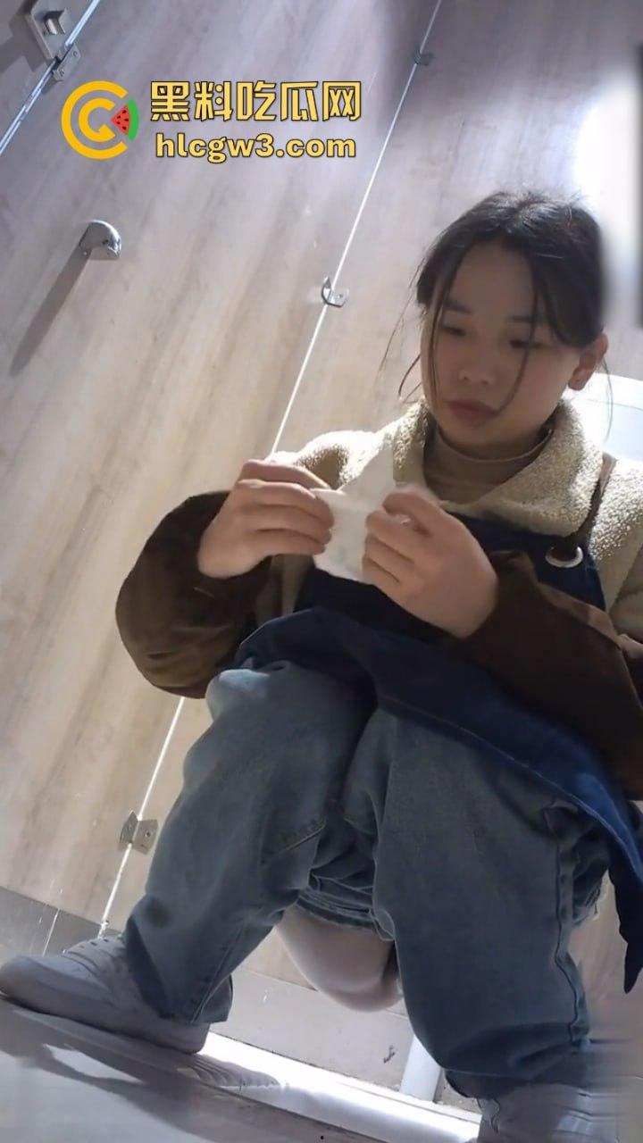 奶茶店女厕变态偷拍 正面+后视多机位展示美女脸逼肛高清特写及放尿全过程 直呼过瘾！-10