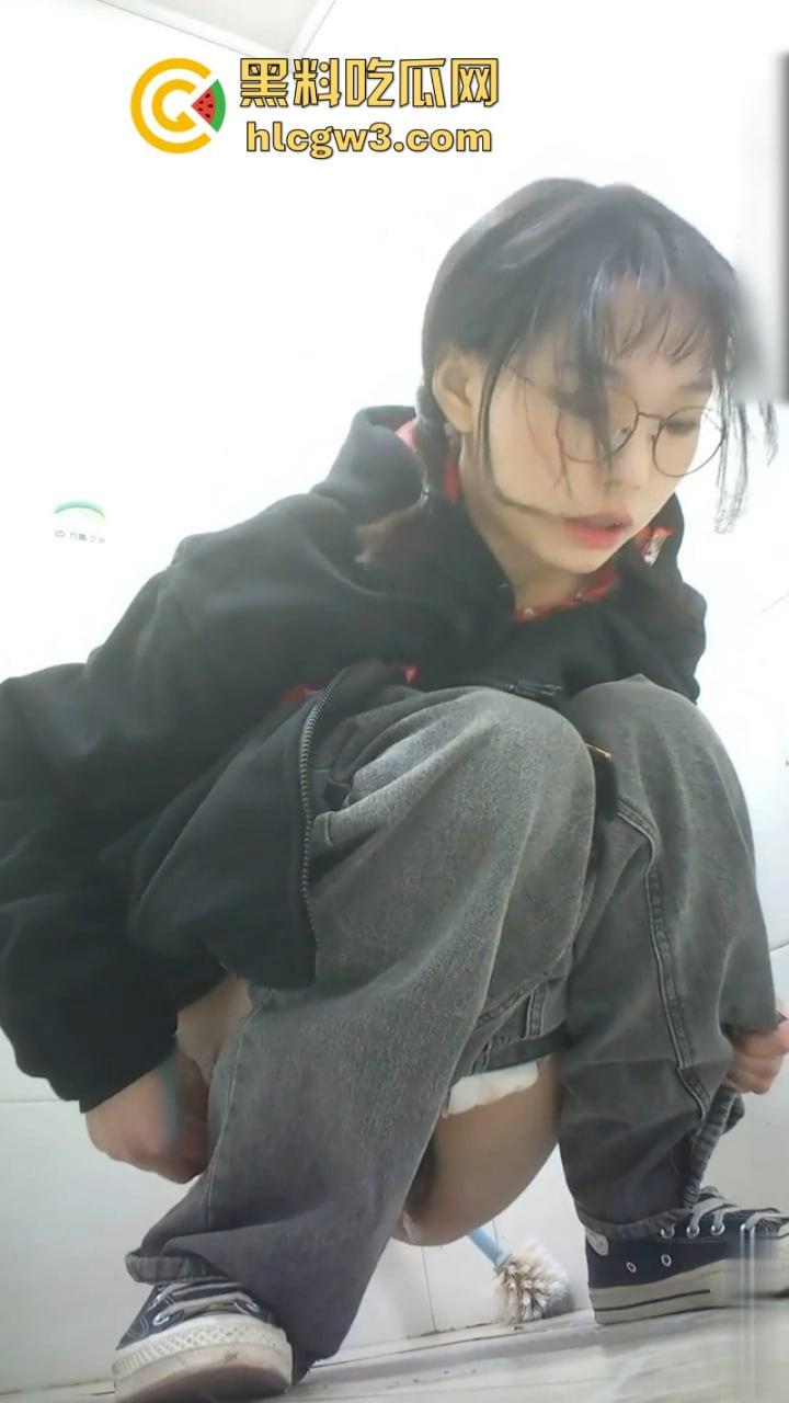 奶茶店女厕变态偷拍 正面+后视多机位展示美女脸逼肛高清特写及放尿全过程 直呼过瘾！-13