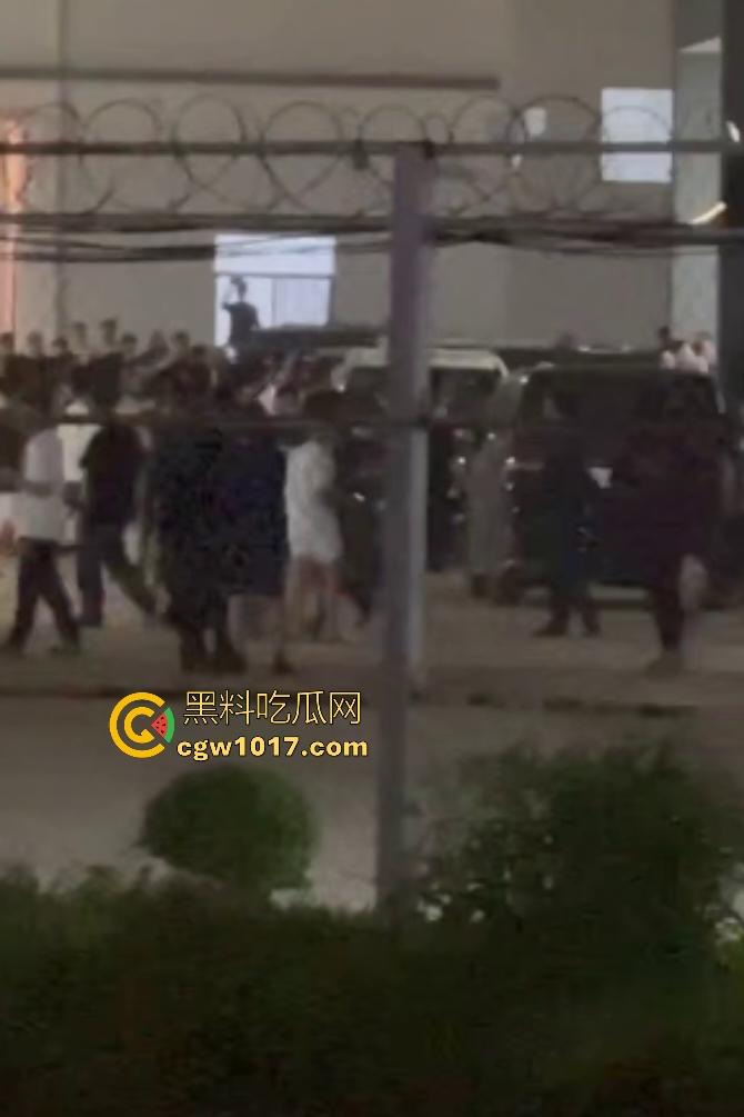 11月13日柬埔寨木牌金星园区大规模猪仔暴动，现场乱成一锅粥还有人开枪，赚不到钱猪仔们都集体起义了？-3