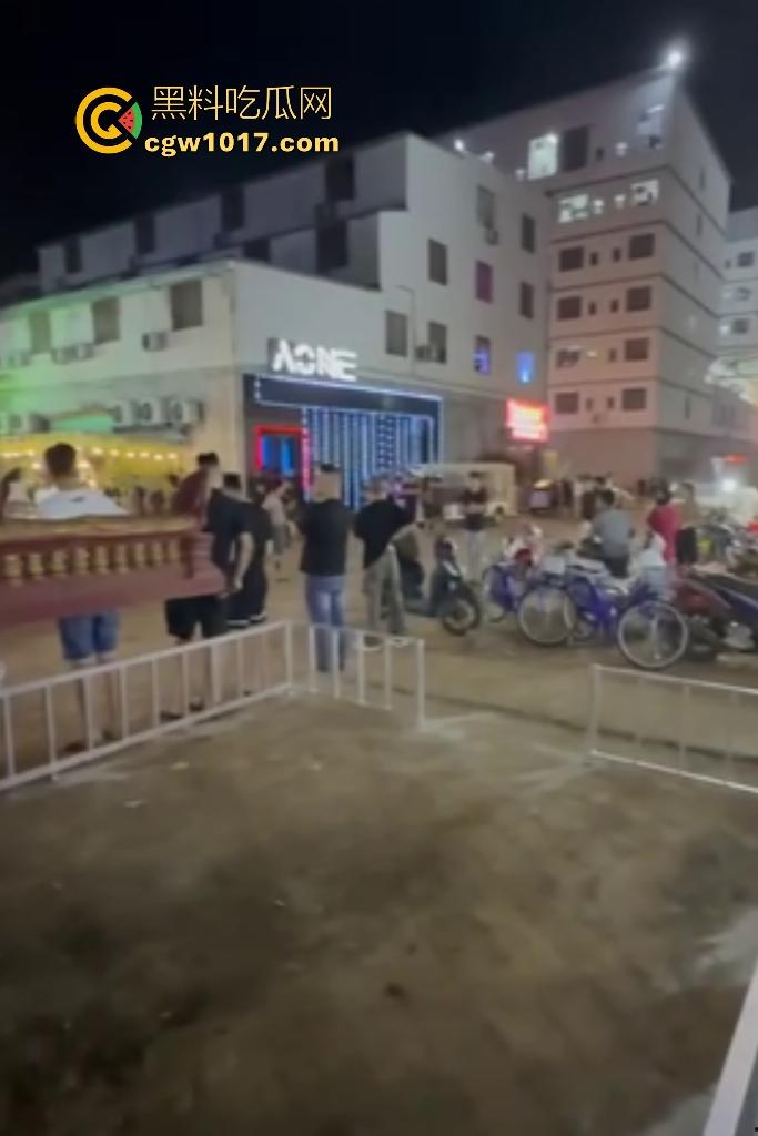 11月13日柬埔寨木牌金星园区大规模猪仔暴动，现场乱成一锅粥还有人开枪，赚不到钱猪仔们都集体起义了？-7