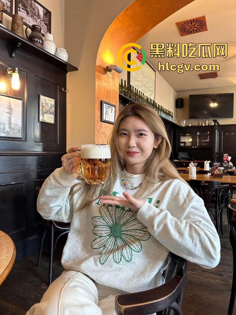 武汉大学极品学生妹【张丽娜】被富二代包养！白嫩翘臀骚劲十足，妥妥的豪门肉便器！-1