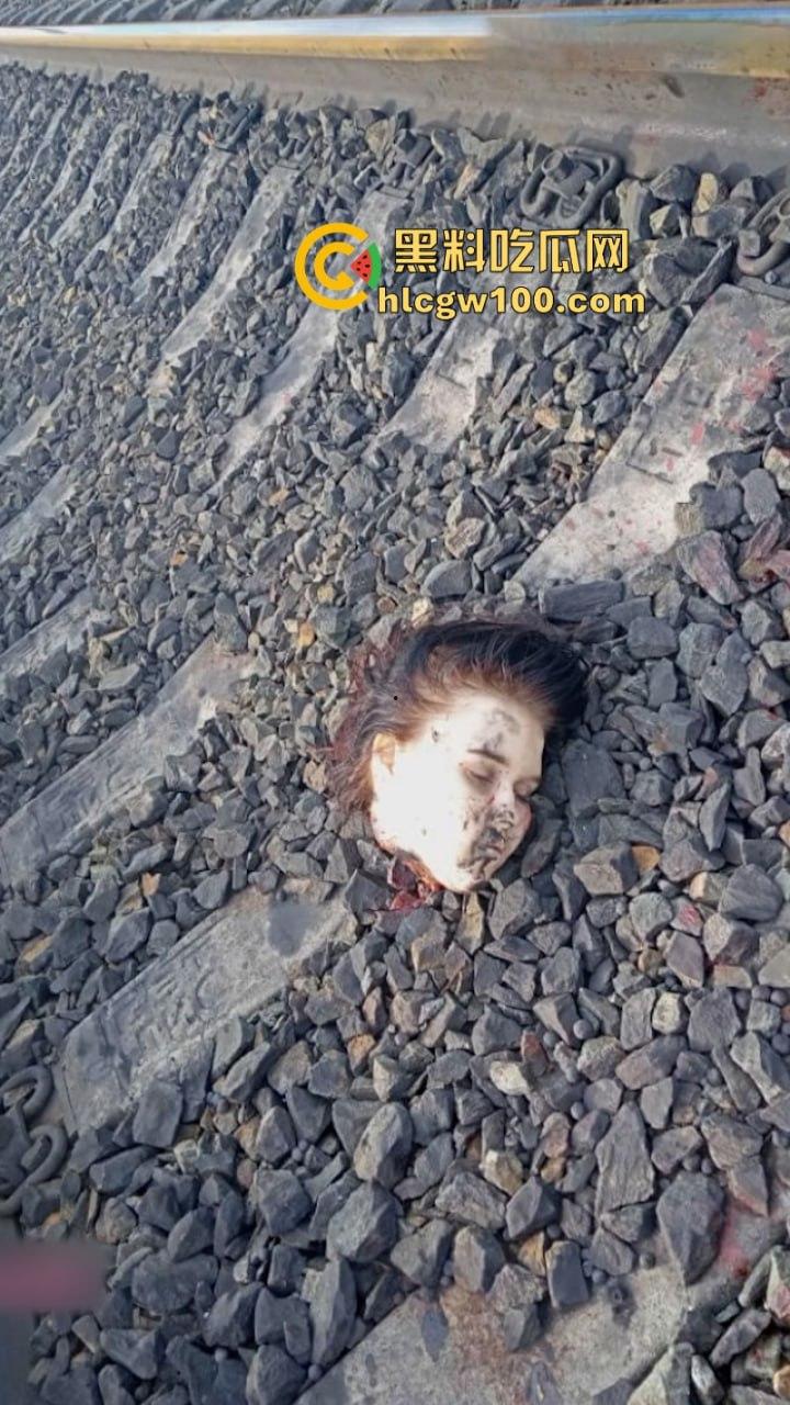 恐怖慎点!花季少女集本献祭 跳楼卧轨头身分离各种血腥自杀场面-10