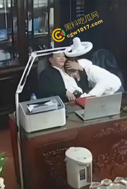 越南宁平海后校领导办公室淫乱大揭秘:校长与众美女狂野博弈!性爱视频曝光,校园内春光无限,道德沦丧!-2