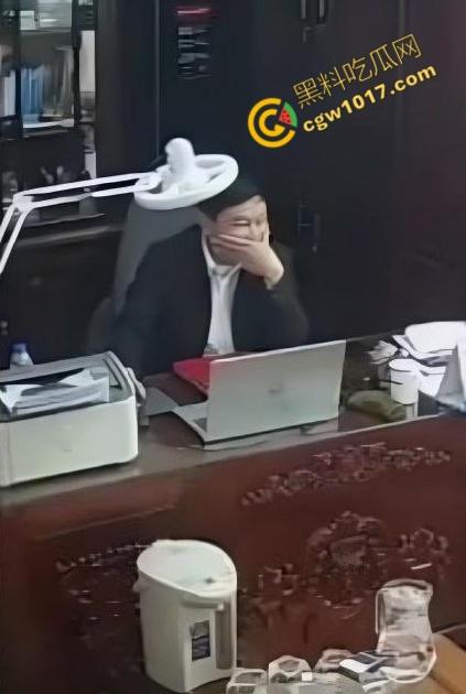 越南宁平海后校领导办公室淫乱大揭秘:校长与众美女狂野博弈!性爱视频曝光,校园内春光无限,道德沦丧!-3