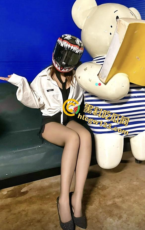 南京白马公园惊现女骑老板，卖的不是柠檬茶，是手撕丝袜入场券？少年排队喝茶后集体脱控开撕！-2