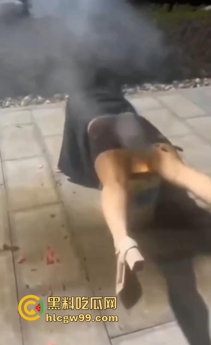 年度奇葩操作花式作死大赏,骚B玩烟花炸得怀疑人生,裤裆差点变发射器,你这是给自己放送新年倒计时?-2