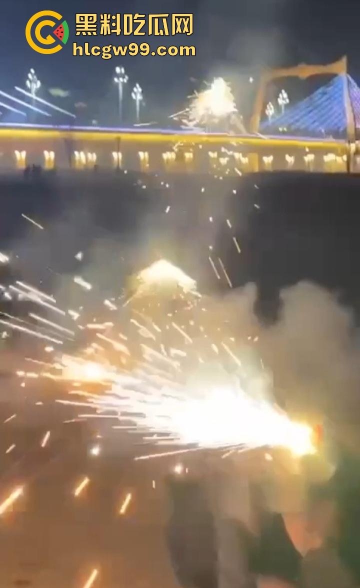 年度奇葩操作花式作死大赏,骚B玩烟花炸得怀疑人生,裤裆差点变发射器,你这是给自己放送新年倒计时?-6