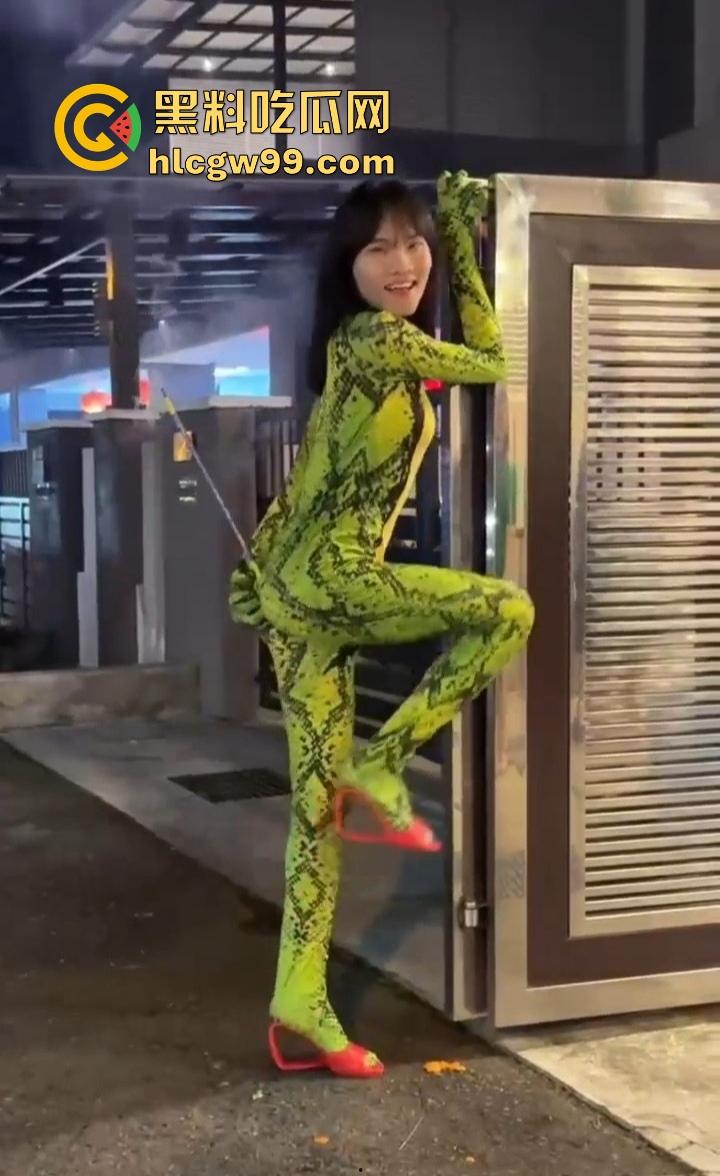 年度奇葩操作花式作死大赏,骚B玩烟花炸得怀疑人生,裤裆差点变发射器,你这是给自己放送新年倒计时?-9