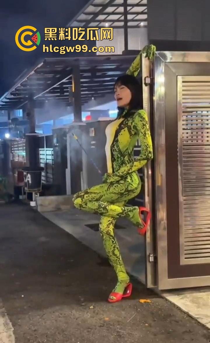 年度奇葩操作花式作死大赏,骚B玩烟花炸得怀疑人生,裤裆差点变发射器,你这是给自己放送新年倒计时?-11