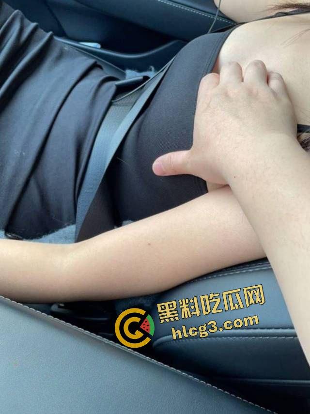 福建丰乳肥臀反差人妻母狗『潘语涵』天桥上露出后入打野战 惊险刺激泄火之旅-3